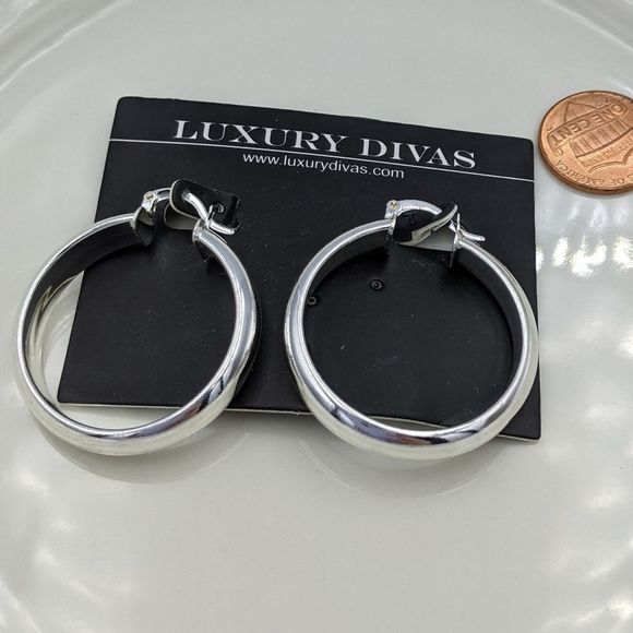 ✨3 for 25✨ Luxury Divas Silver Hoop Earrings NWT - Picture 2 of 6